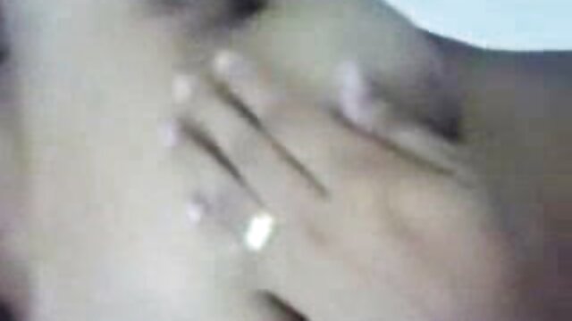 Hot College Girl avec pournou mom vibrateur sur sa chatte